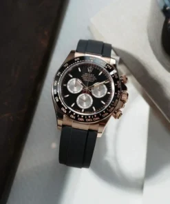 Alternative view of The Oyster Perpetual Cosmograph Daytona in 18 ct Everose gold features a glossy black and sunrise gold dial