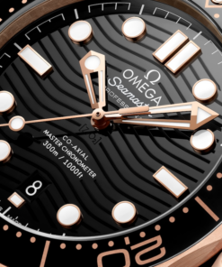 Alternative view of Seamaster Diver 300M 42 mm, Sedna™ gold on rubber strap